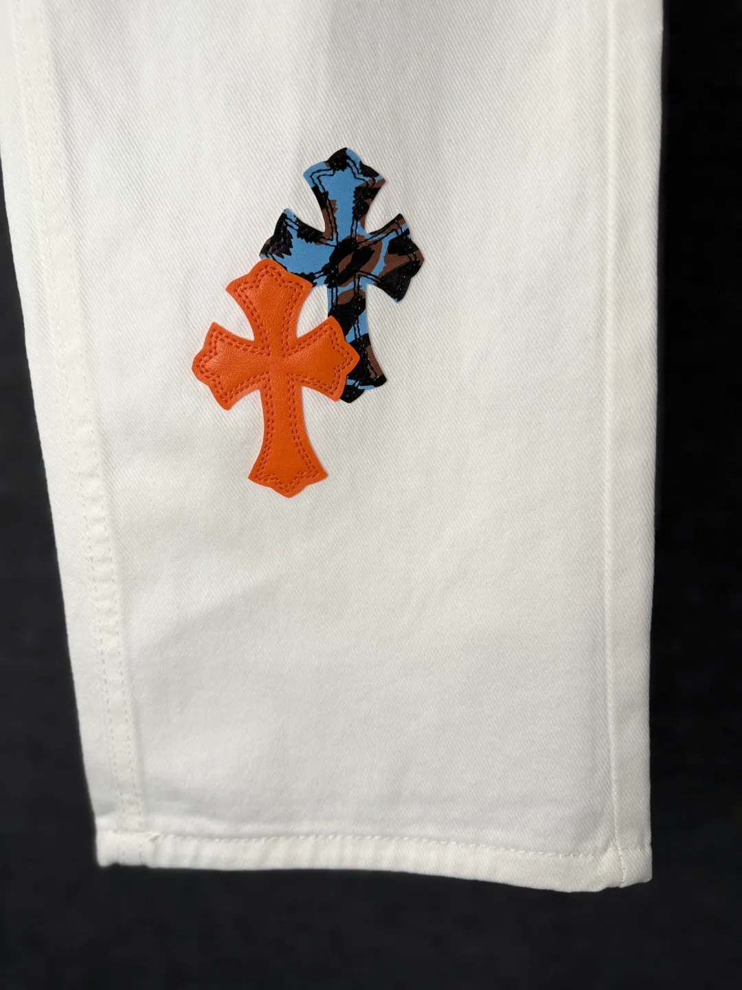 P260 💰 (Top version) Chrome Hearts/Chrome Hearts Classic white and orange cow series colored leather cross washed color fabric unisex denim trousers Vibe style straight stacked god-level version Carbon fine bias denim color cloth Old vintage full set of hardware - Chrome Hearts white cow series The high version uses high-ounce custom fabrics, fermentation washing and soft color fixation, soft and thick to wear. The details are all made by hand-polished craftsmanship. All-over printed jacquard fabric Unique design style. Through multiple processes to create a full retro feel. Unique niche non-contrast shirt. Customized distressed spray-painted buttons. Craftsmanship in every detail. Color: white and orange. Size: 28-30-32-34 (corresponding to S-M-L-XL)